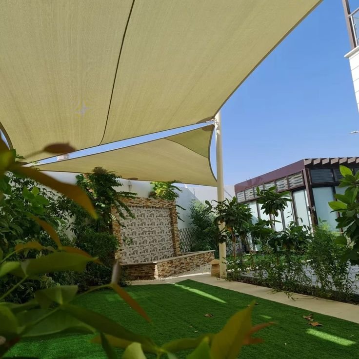 مظلات شد إنشائي للجلسات العائلية