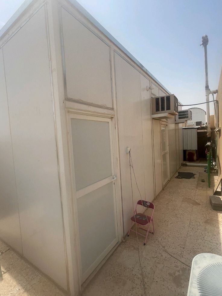 غرف حراسة ساندوتش بانل عند مداخل المنشآت بالدمام